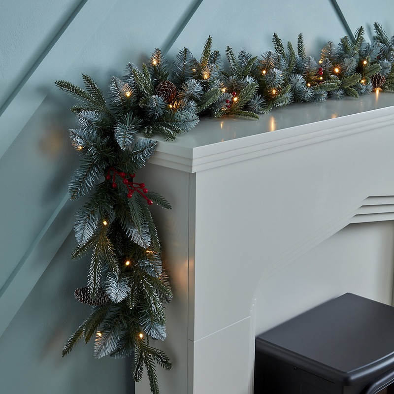 1.83m Blitzen Green Christmas garland – Battery-powered